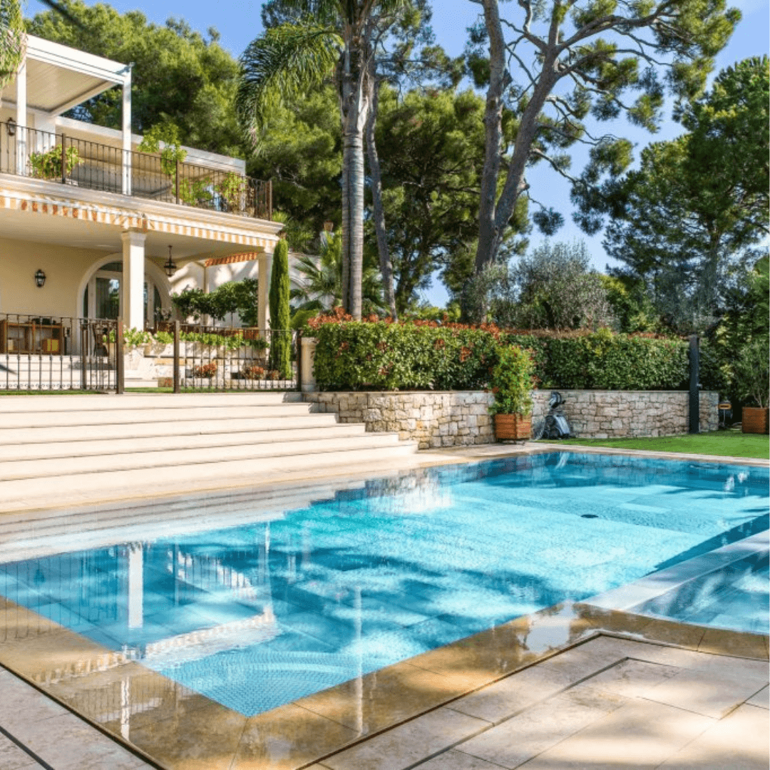 Immobilier de Luxe Côte d'Azur : Découvrez des propriétés exclusives avec vue panoramique sur la mer.