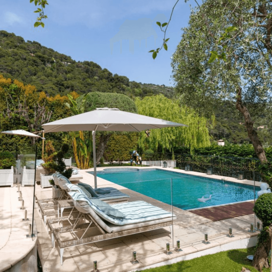 Côte d'Azur Luxury Properties : Expérimentez le raffinement ultime avec nos villas de luxe en vente.